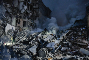 Ракетний удар по багатоповерхівці в Дніпрі: кількість постраждалих зросла до 60 осіб, 12 з них - діти