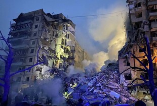У Дніпрі після удару російської ракети по будинку без даху над головою лишилися понад 400 людей