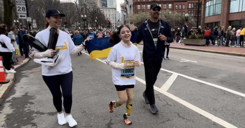 12-річна Яна Степаненко, яка втратила ноги під час удару рф, пробігла 5 км Бостонського марафону