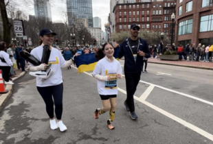 12-річна Яна Степаненко, яка втратила ноги під час удару рф, пробігла 5 км Бостонського марафону