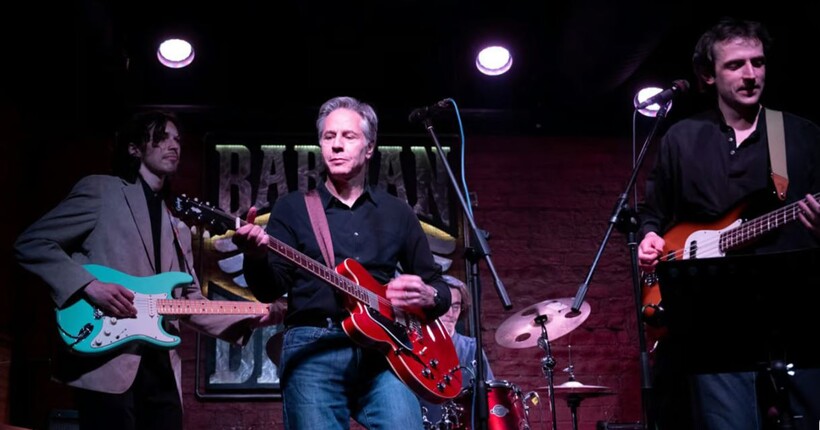 Держсекретар США Блінкен зіграв на гітарі у барі Києва: соцмережі відреагували мемами