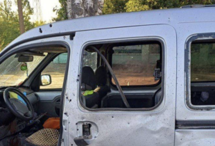 Росіяни скинули вибухівку на авто голови Новотроїцької СВА: його везуть до лікарні