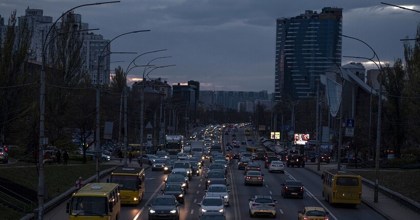 Українців закликали готуватися до відновлення аварійних відключень світла