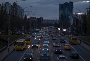 Українців закликали готуватися до відновлення аварійних відключень світла