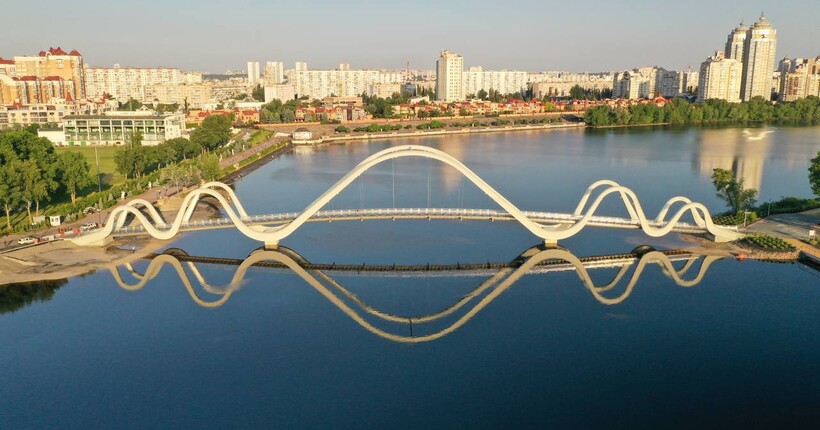 У Києві відкрили пішохідний міст-хвилю на Оболонський острів (фото)