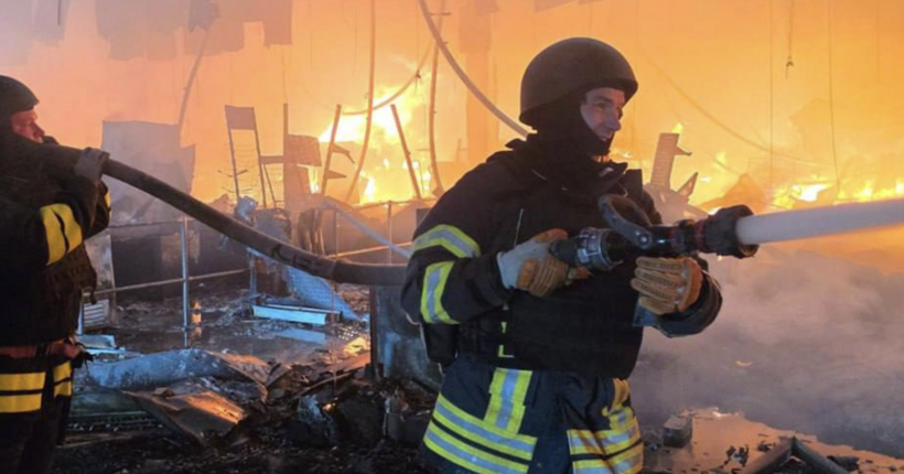 Удар рф по Харкову: в ОВА закликали місцевих зачинити всі вікна через масштабну пожежу