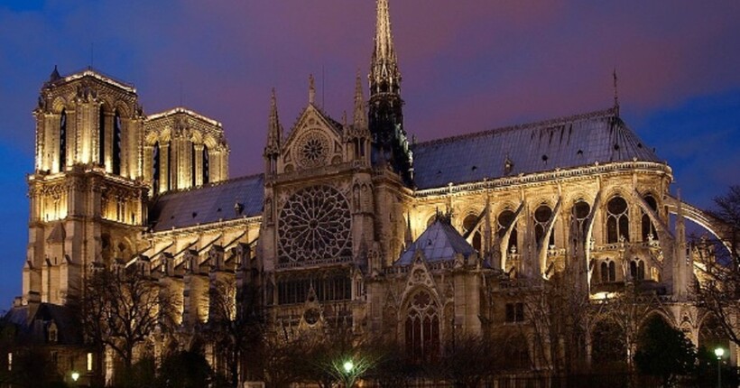 На дах собору Паризької Богоматері повернули хрест через понад п'ять років після пожежі