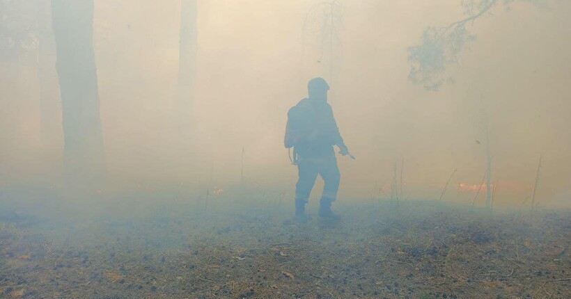 На Донеччині під час гасіння пожежі рятувальники потрапили під обстріл рф
