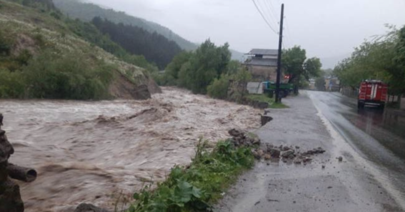 Сильна повінь у Вірменії зруйнувала дороги та затопила будинки