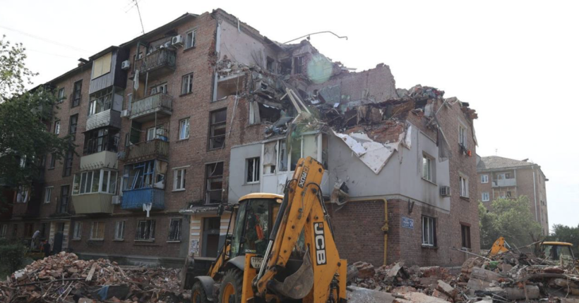Ракетний удар рф по Харкову: з-під завалів зруйнованої п’ятиповерхівки дістали тіло п'ятої жертви