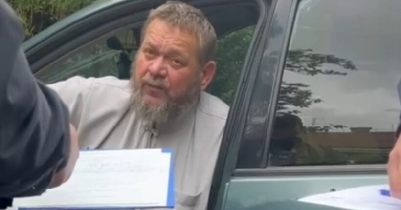 П'яний священик в Ужгороді влетів у будинок і обматюкав поліцейських (відео)