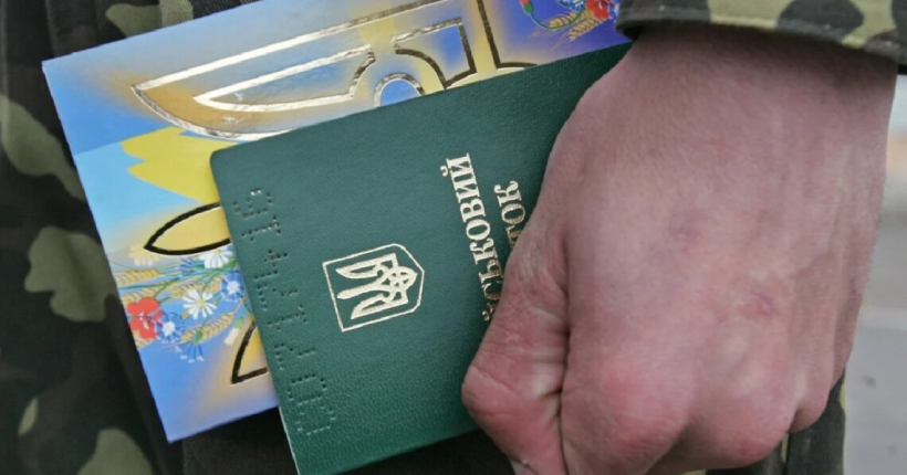 Кому з українців за кордоном треба повернутися та з’явитися в ТЦК: відповідь Міноборони