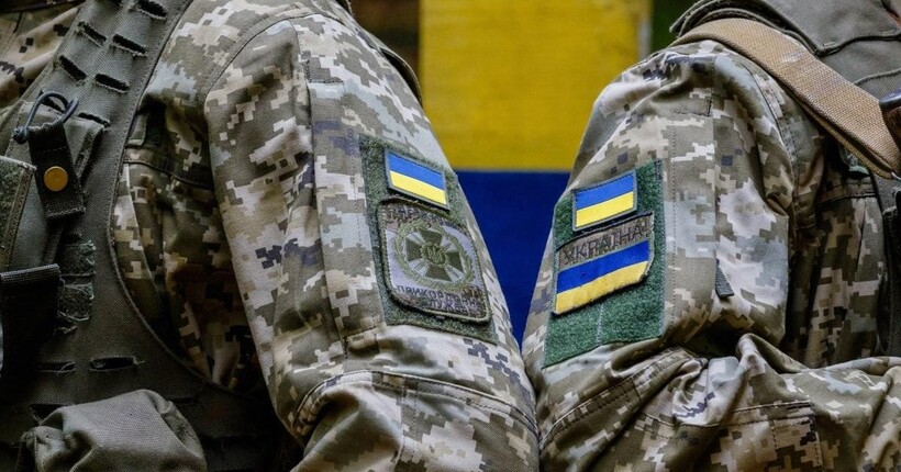 Українці за кордоном зможуть дистанційно стати на військовий облік: хто та за яких умов