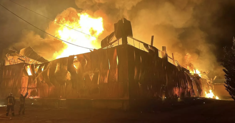 Під Києвом вночі спалахнула масштабна пожежа на складах