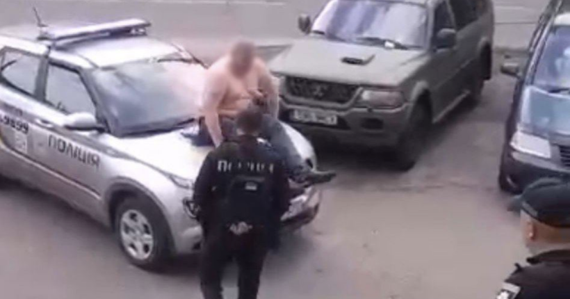 Виліз на капот службового авто та вдарив поліцейського: у Києві дебошир влаштував бійку з поліцією