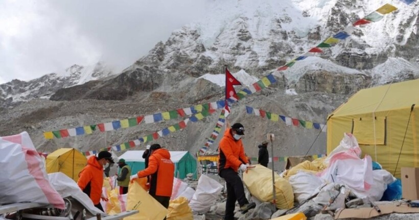 Військові 55 днів чистили Еверест від тонн сміття, трупів та скелетів