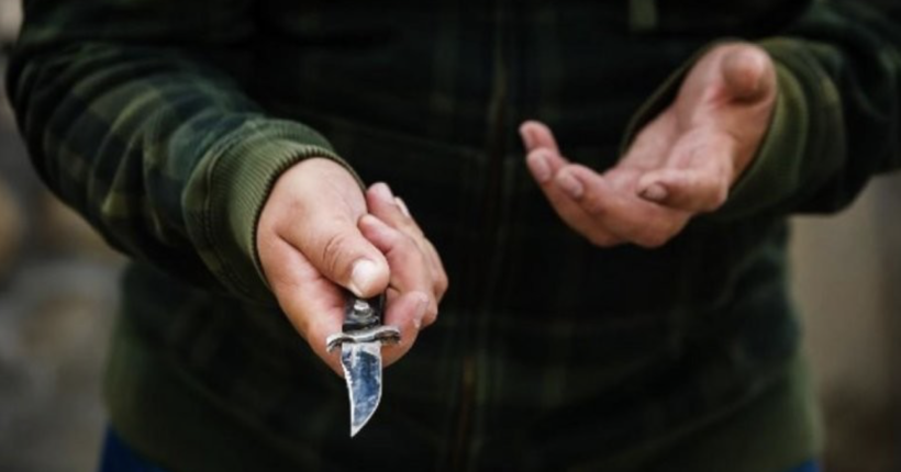 На Хмельниччині невідомий із ножем напав на працівника ТЦК