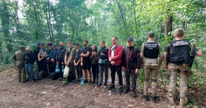 Працівники ДПСУ затримали 13 чоловіків, які майже добу переховувалися у хащах біля кордону
