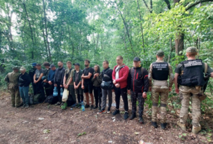 Працівники ДПСУ затримали 13 чоловіків, які майже добу переховувалися у хащах біля кордону