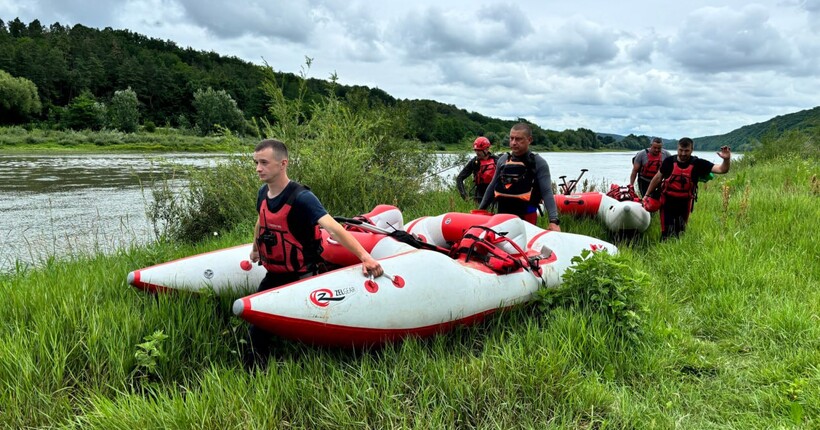 Рятувальники третю добу шукають 15 річного хлопця на річці Дністер