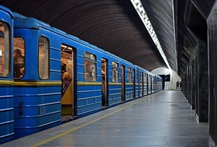 Жінка, яка впала під потяг у київському метро, втратила руку