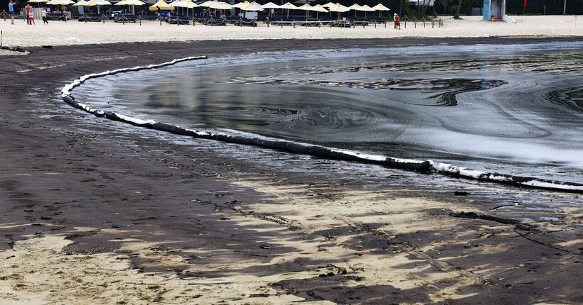 У Сінгапурі закрились пляжі популярного курорту - їх залило нафтою