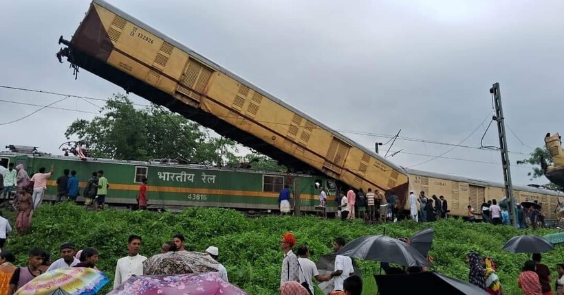 В Індії вантажний потяг в'їхав у пасажирський: є загиблі та поранені (відео)