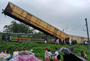 В Індії вантажний потяг в'їхав у пасажирський: є загиблі та поранені (відео)