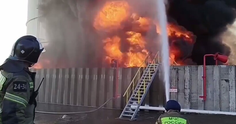 В російському Азові вночі гриміли вибухи: палають резервуари з пальним (відео)