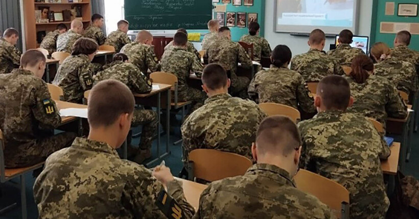 Студентів та поліцейських в Україні готуватимуть до війни: уряд затвердив порядок підготовки