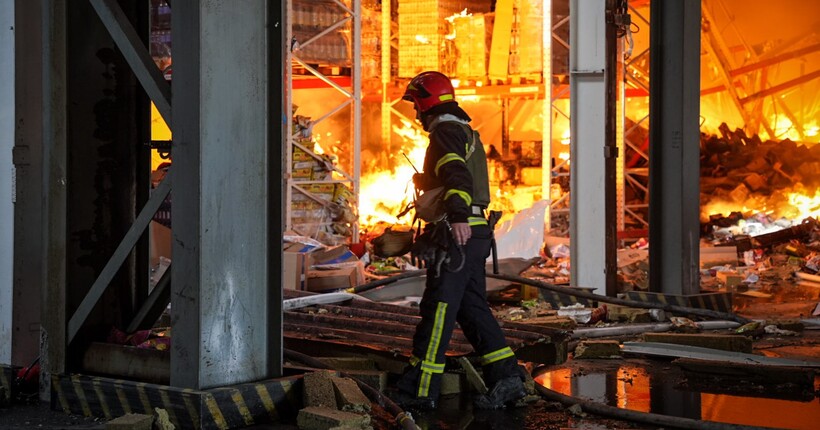 Обстріл Одеси: надзвичайники загасили масштабну пожежу, спричинену 