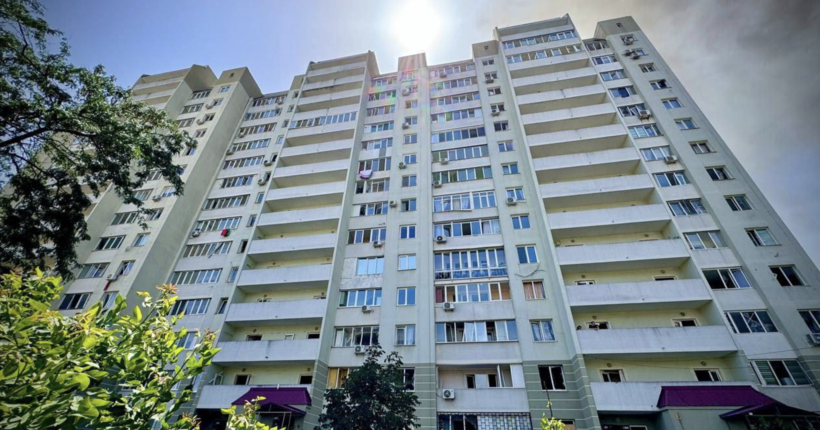 Ракетний удар по Одесі: окупанти пошкодили 70 квартир у двох будинках