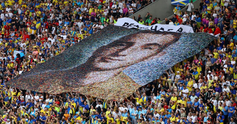 Фанати України під час матчу на Євро-2024 розгорнули банер з образом Назара “Грінки” Гринцевича