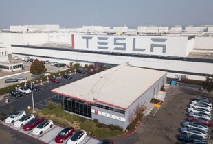 Регулятор наказав Tesla припинити токсичні викиди на заводі в Каліфорнії