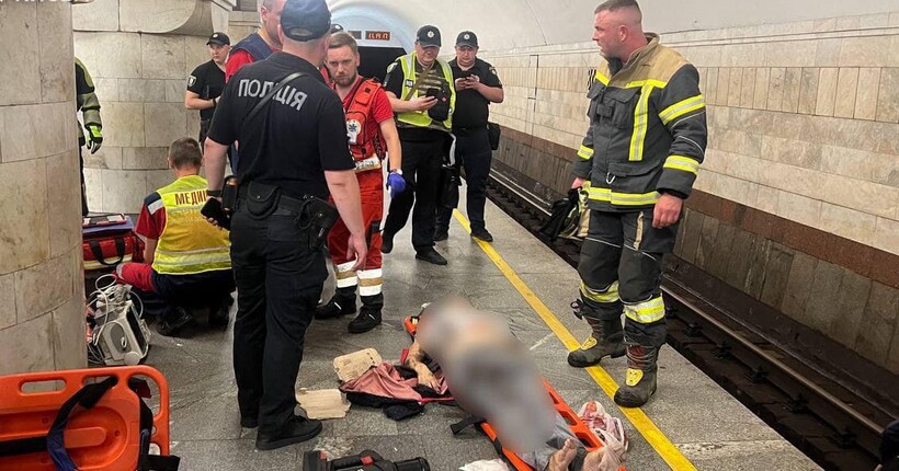Жінка, яка впала на колію під потяг в метро у Києві, загинула, – ДСНС