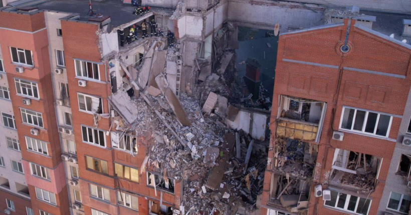У Дніпрі рятувальники всю ніч розбирали завали зруйнованої росіянами багатоповерхівки: роботи тривають