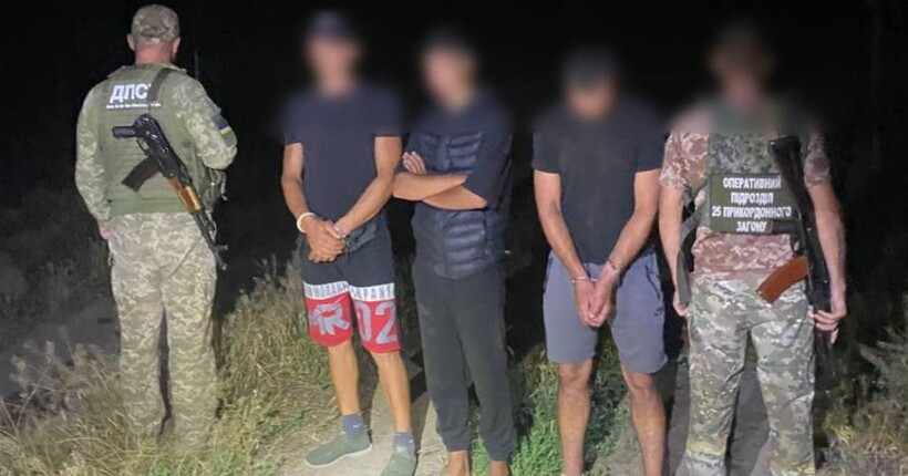 Прикордонники затримали двох “аграрних рекрутерів”, які намагалися переправити за кордон чоловіків