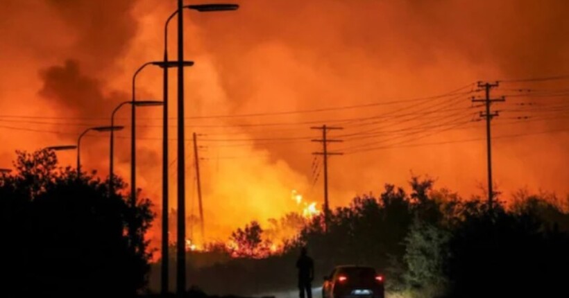 Греція бореться з лісовою пожежею поблизу Афін - заважає сильний вітер 