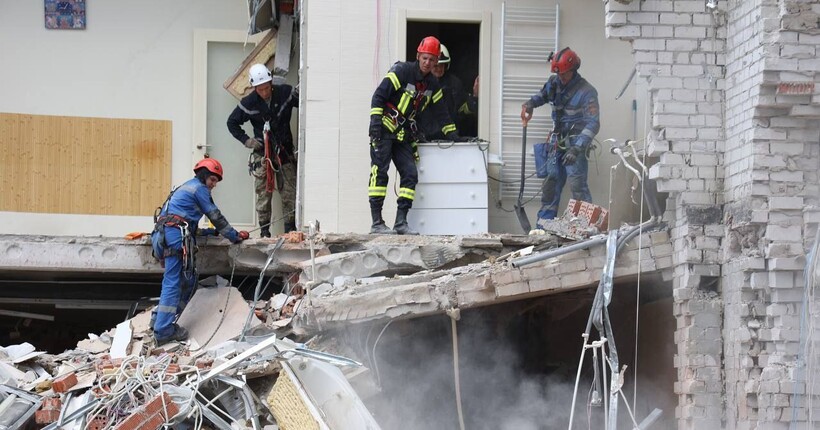 Ракетний удар по будинку у Дніпрі: двоє мешканців вийшли на зв’язок