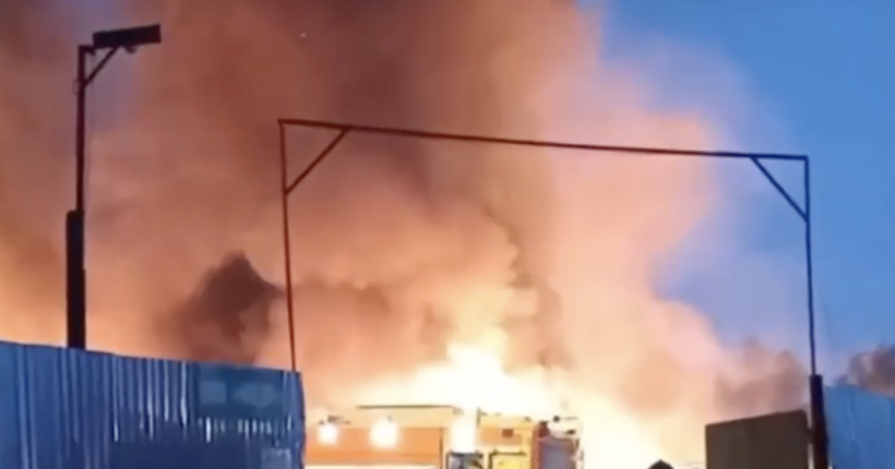У Нижньому Новгороді потужно палають склади: очевидці повідомляють про вибухи