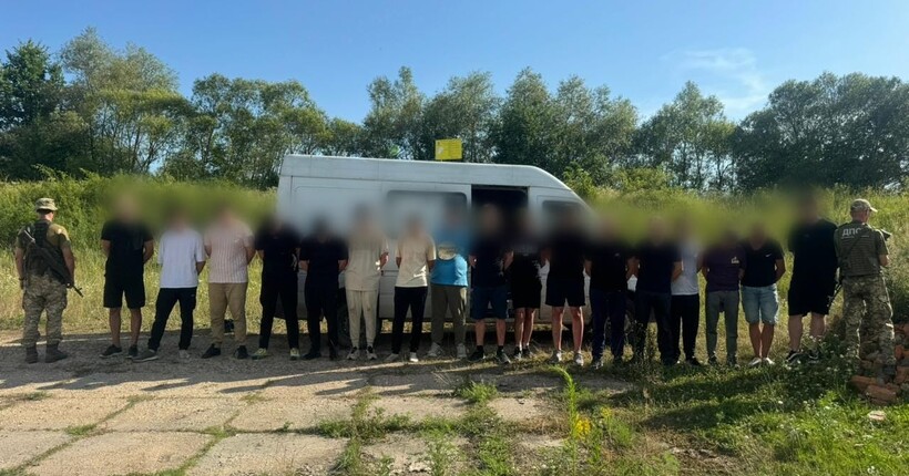 На кордоні з Угорщиною затримали 17 ухилянтів (відео)
