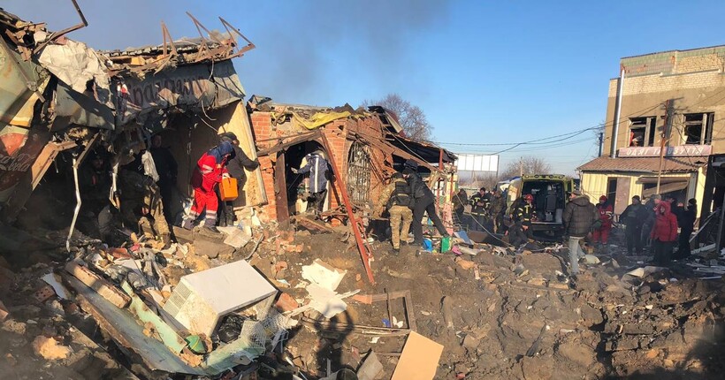 Росіяни обстріляли ринок на Харківщині: є поранені та загиблі