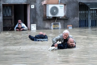 На півночі Італії вирує негода: рятувальники евакуюють людей