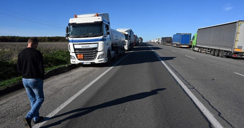 Польща призупинила пропуск українських вантажівок: причина