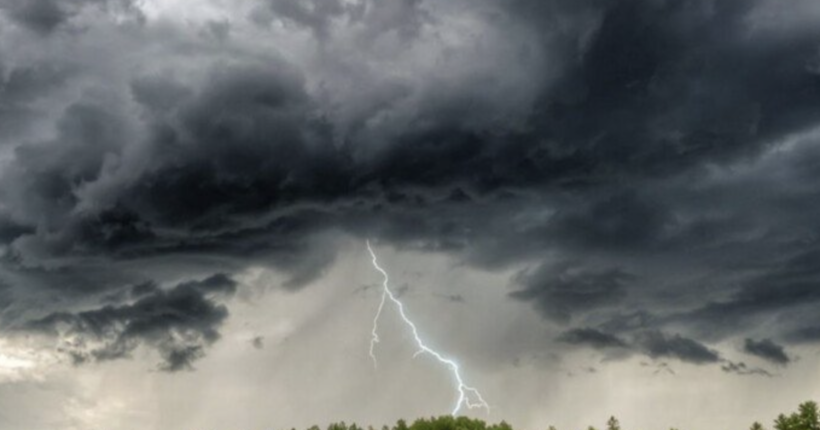 У десяти регіонах України оголосили штормове попередження