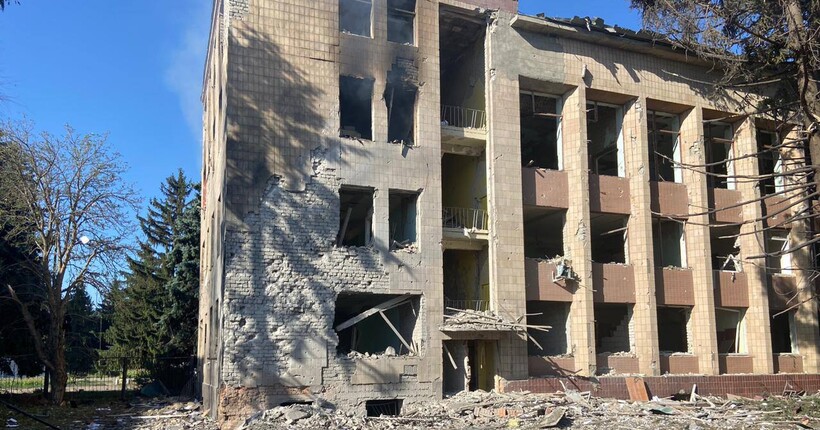 Росіяни вдарили по Боровій на Харківщині: є загиблий та поранені
