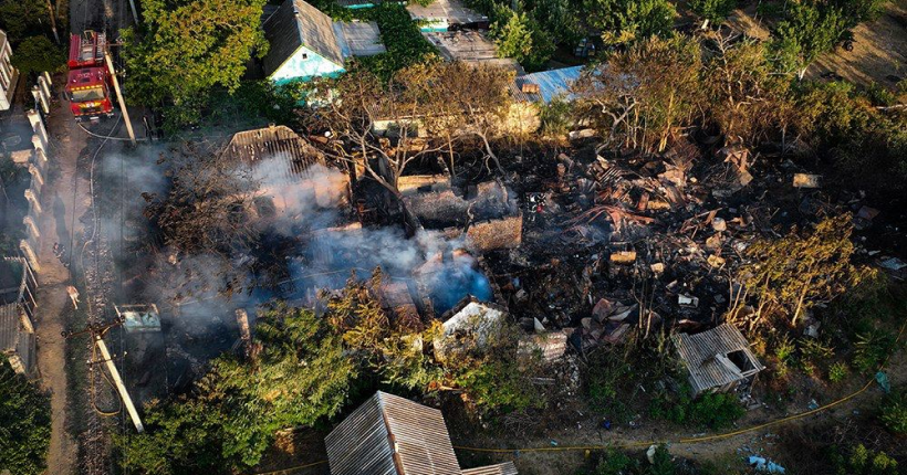 На Миколаївщині масштабна пожежа сухостою: вогонь перекинувся на житлові будинки 