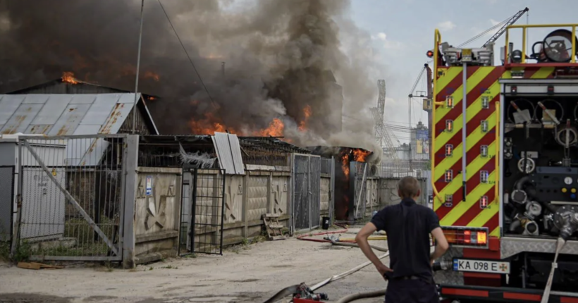 У Києві спалахнула масштабна пожежа: що відомо