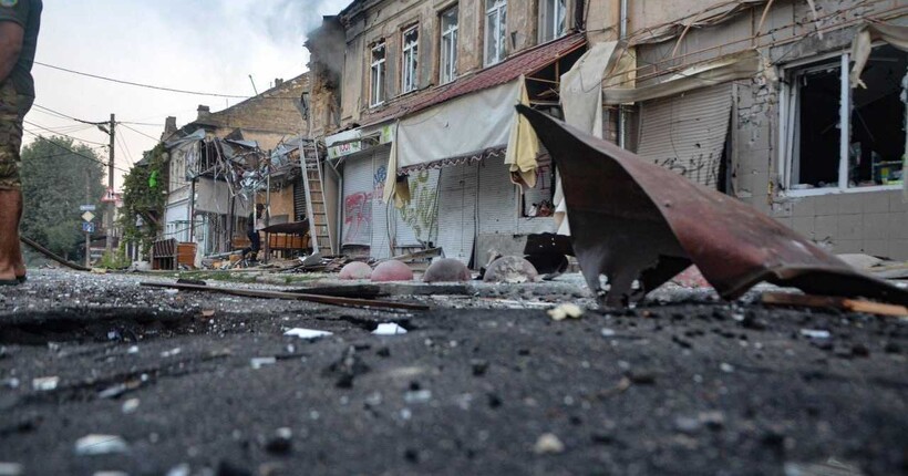 Росіяни вдарили по житловим кварталам Херсона: постраждала вагітна жінка