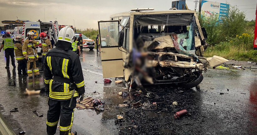 На Львівщині автобус зіткнувся з вантажівкою: чотири людини загинули (фото) 